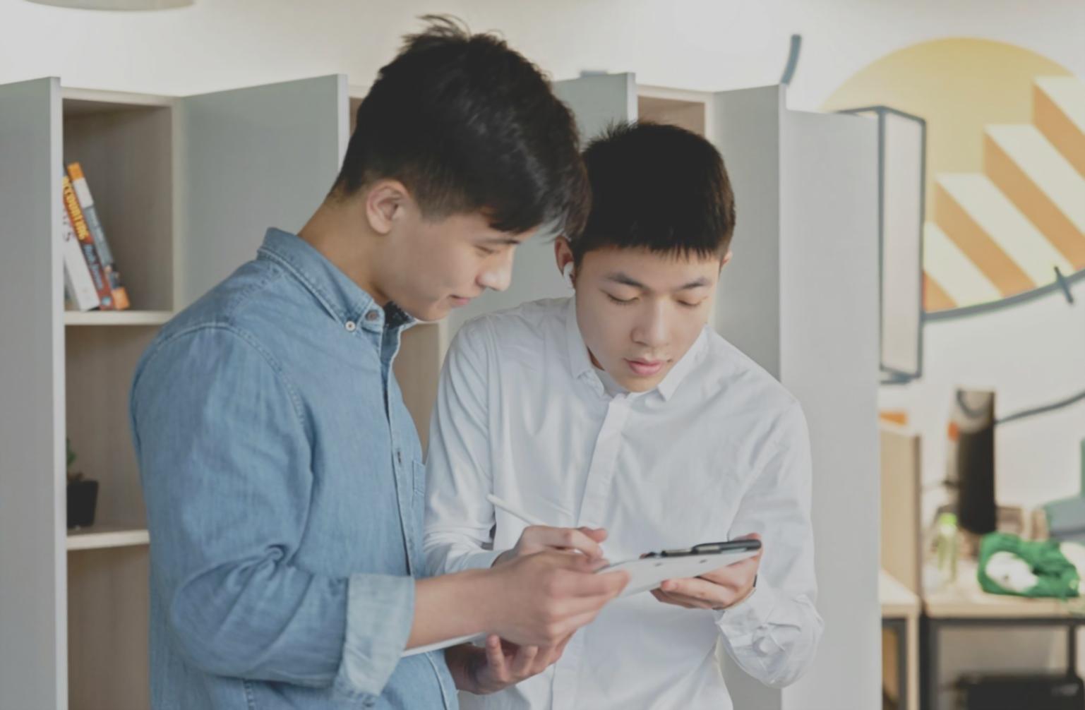 Student werkt aan game ontwikkeling interface